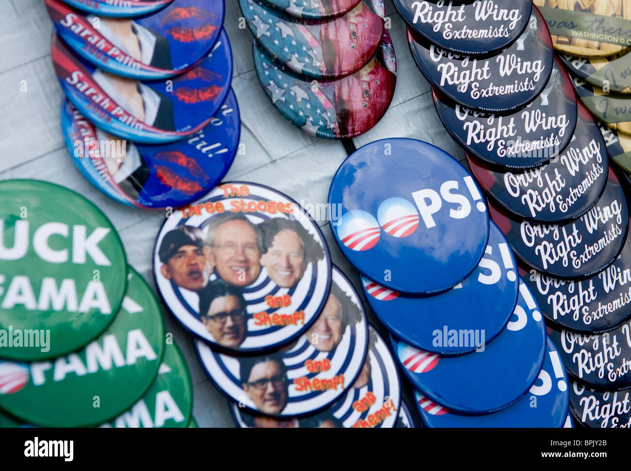 Plateau anti parti le président Obama et Anti-Democrat boutons. Banque D'Images