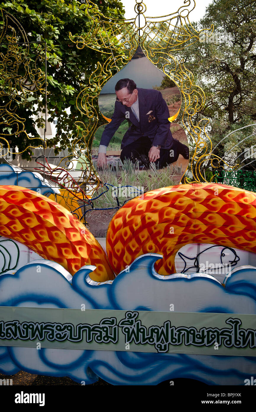 La route principale en vieux Bangkok a été inondé avec des images du roi de la Thaïlande, en raison de son anniversaire plus tôt le 5 déc. Banque D'Images