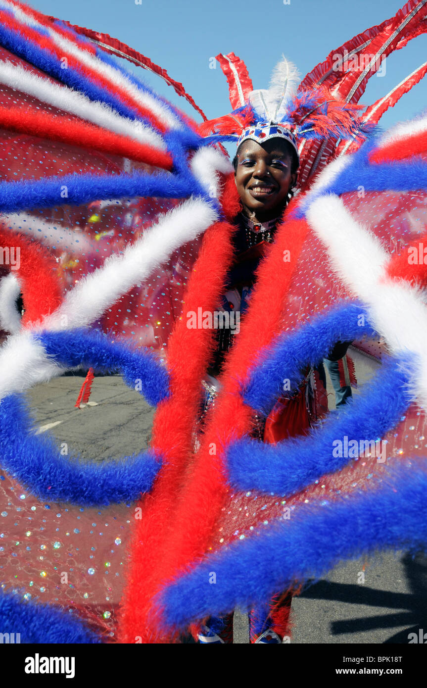 Fêtards et danseurs britanniques défilant à Notting Hill Carnival LE PLUS GRAND EN EUROPE ANGLETERRE LONDRES Banque D'Images