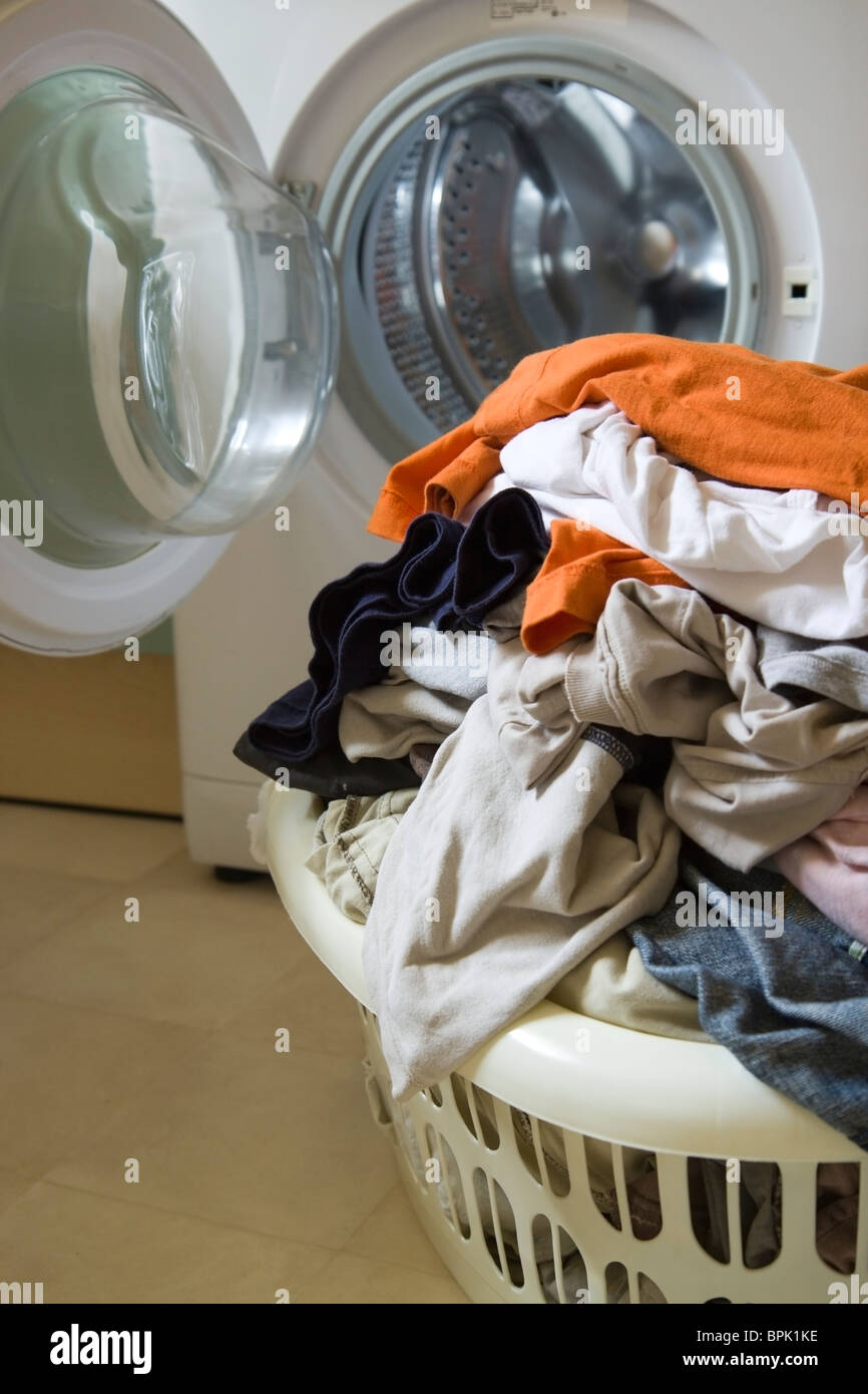 Une blanchisserie avec lave-linge Banque D'Images