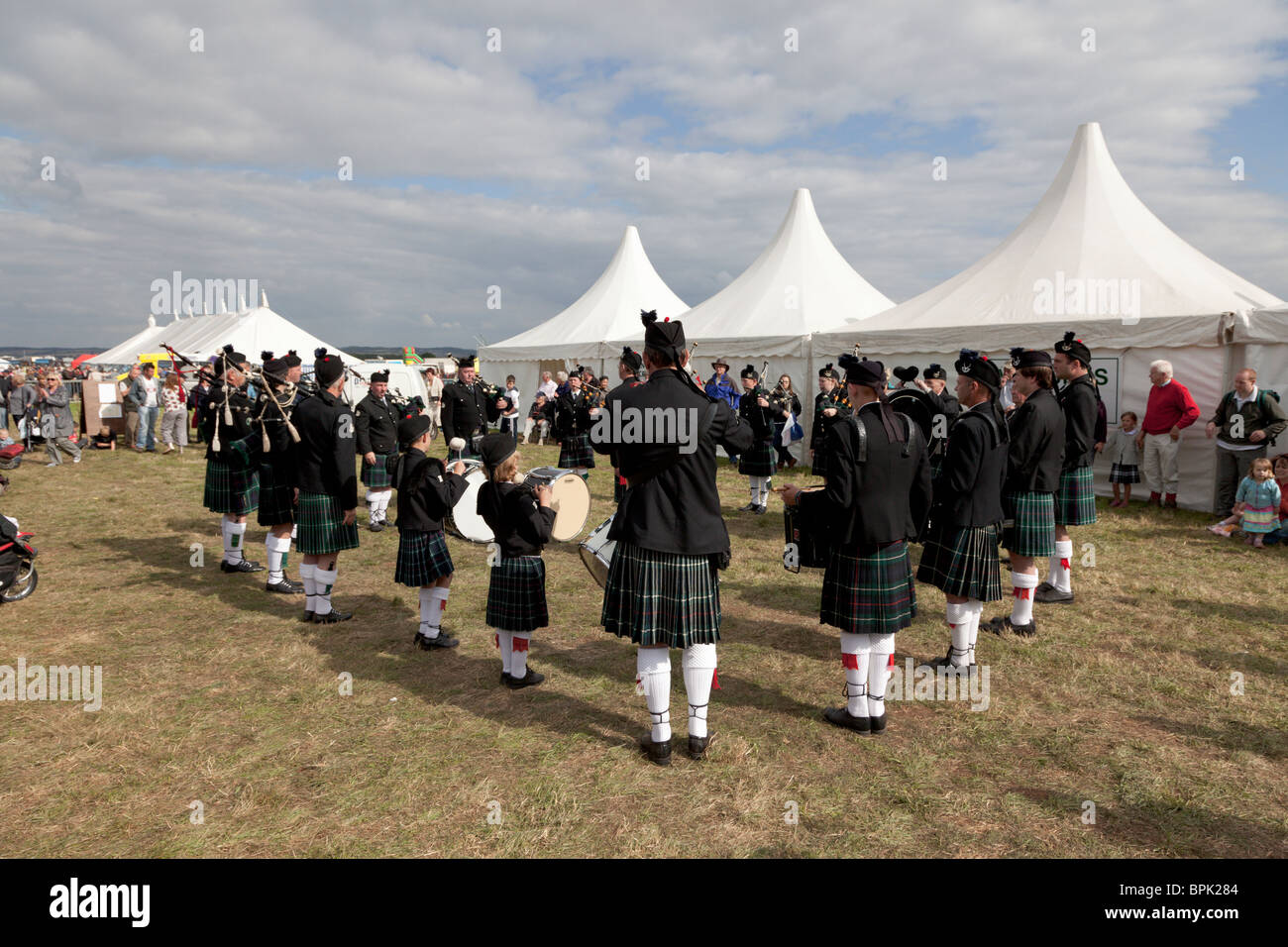 Le Seaforth Highlanders Pipes & Drums à montrer un pays. Banque D'Images