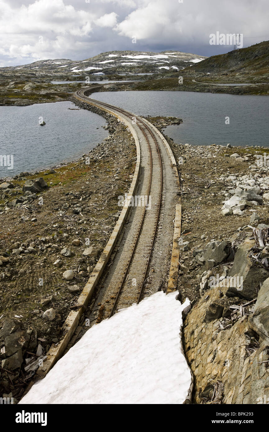 Voir de vieux rails à le parc national de Hardangervidda, Hordaland, au sud de la Norvège, Scandinavie, Europe Banque D'Images