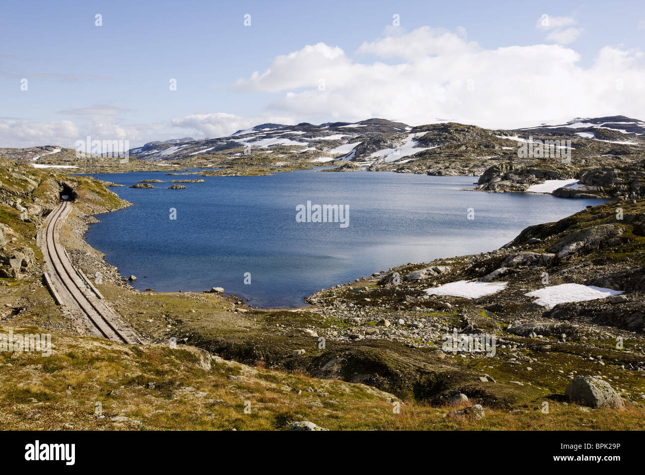 Vieux rails à un lac à la Rallarvegen à la fin de l'été, l'Hardangervidda, Norway, Scandinavia, Europe Banque D'Images