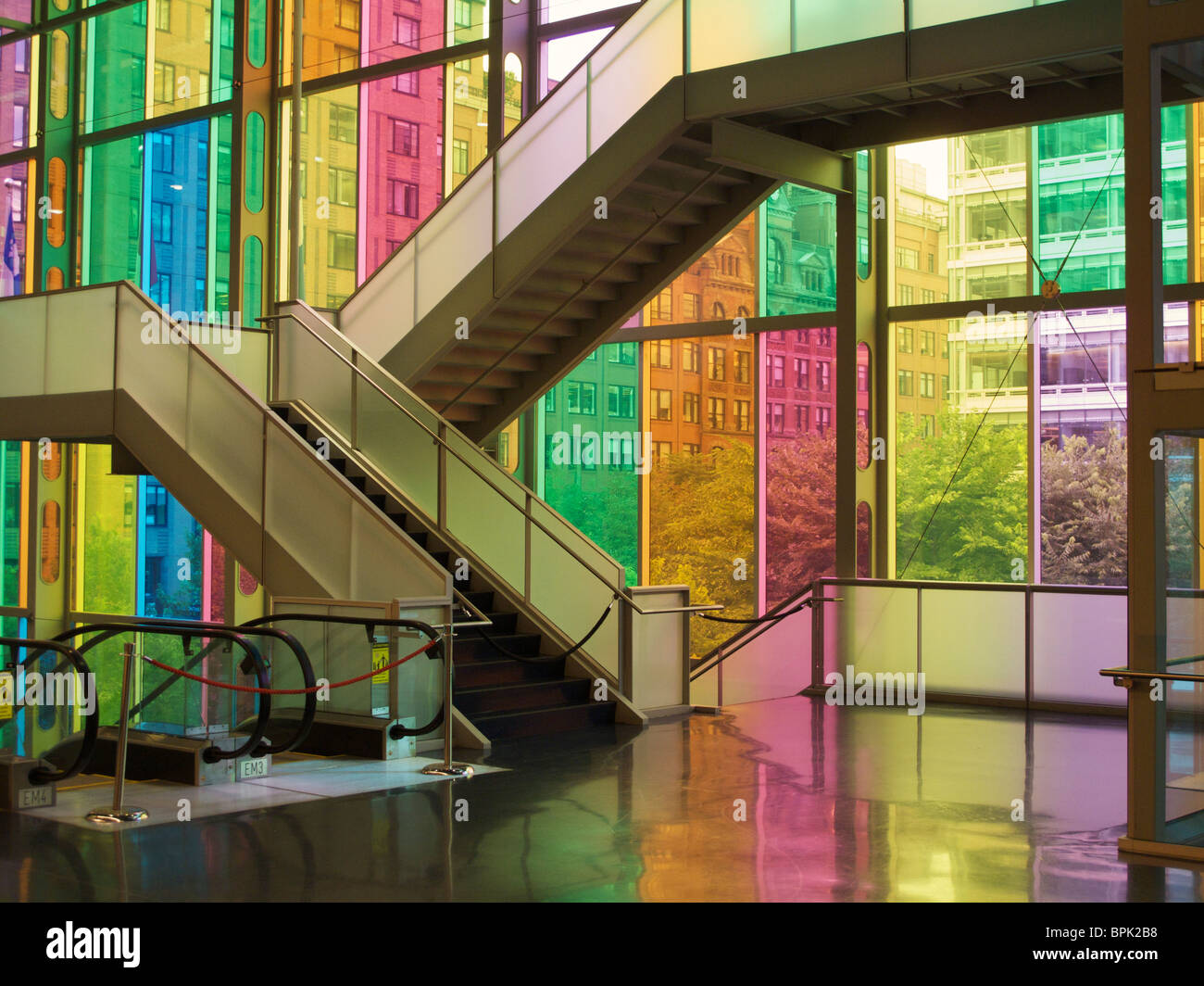 Vitres teintés et escalier. Palais des congrès. Montréal (QC) Canada. Banque D'Images