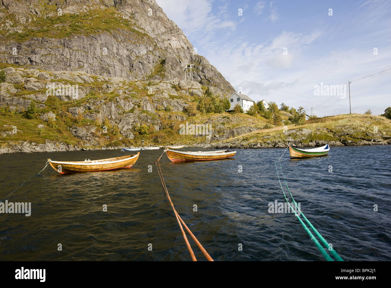 Barques sur un lac, Lofoten, Norway, Scandinavia, Europe Banque D'Images