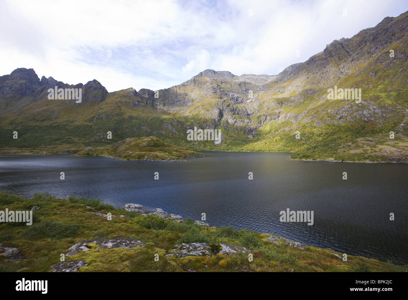 Voir l'Agvatnet au lac entouré de montagnes, Lofoten, Norway, Scandinavia, Europe Banque D'Images