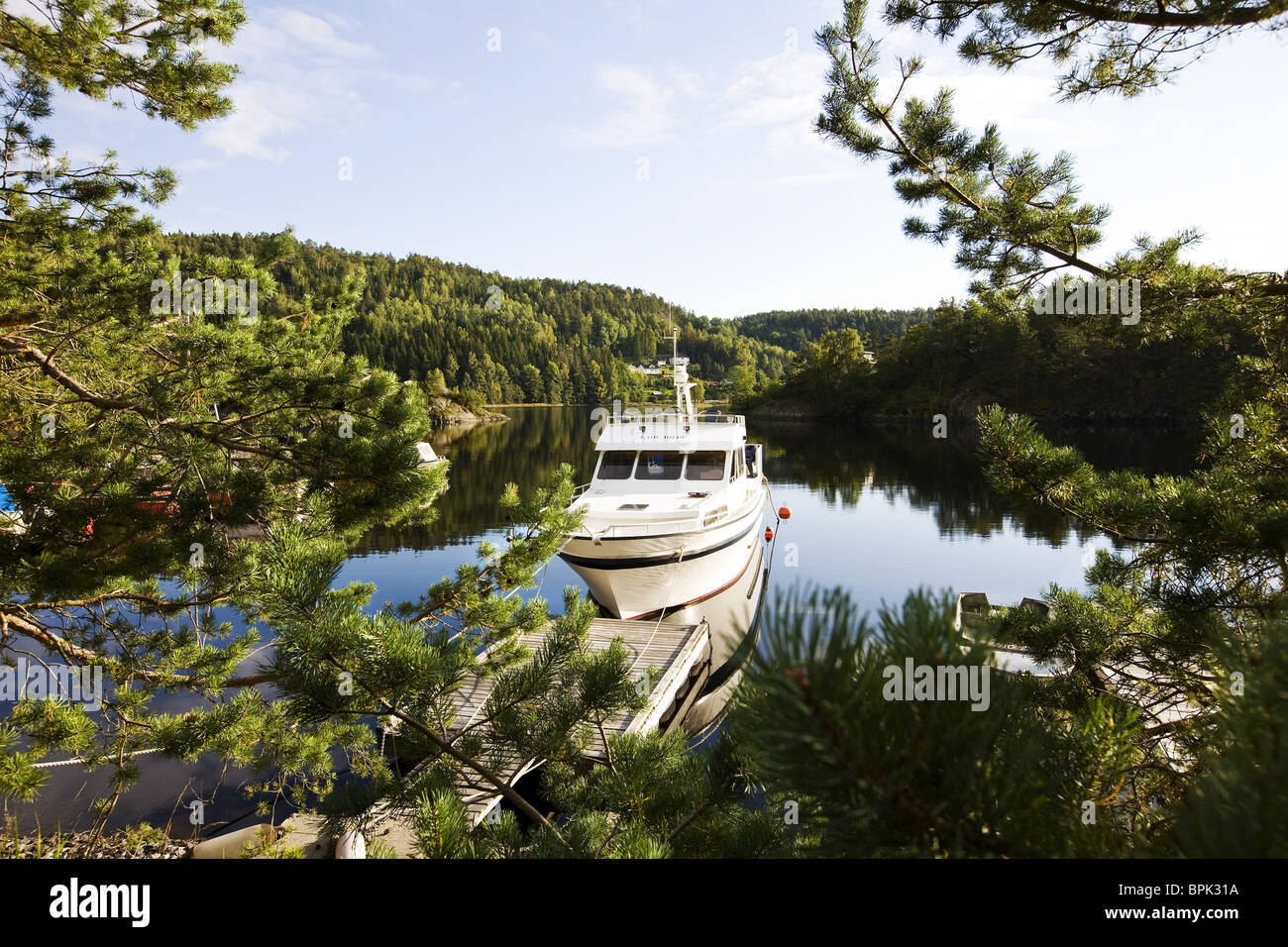 Yacht à la rive d'un lac au milieu d'un paysage idyllique, Sorland, Norway, Scandinavia, Europe Banque D'Images