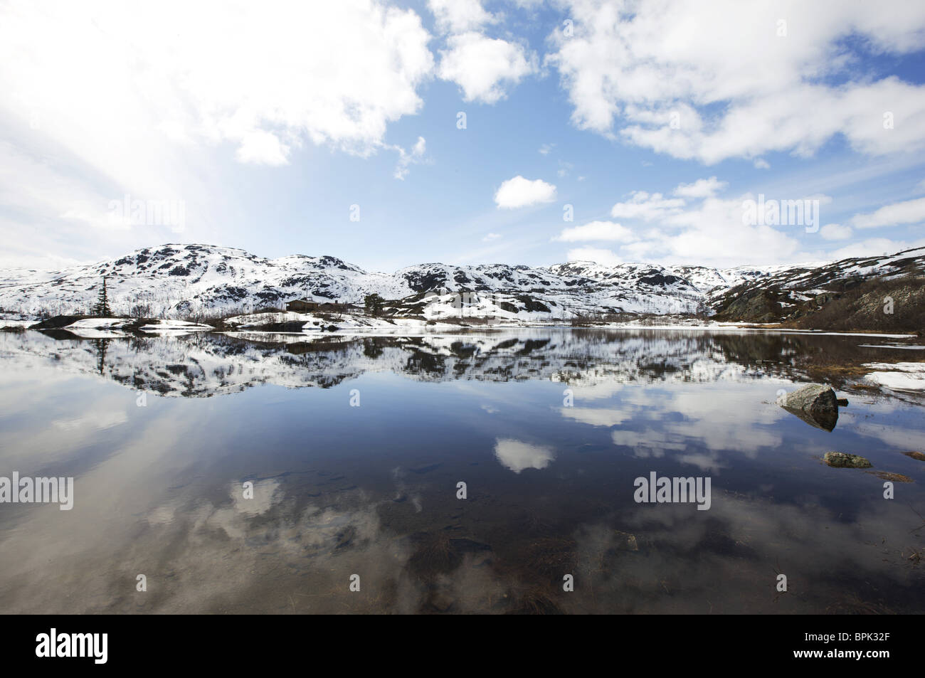 Dans le lac recouvert de neige, Roldalsfjellet Fjell, Hordaland, Norvège, Scandinavie, Europe Banque D'Images