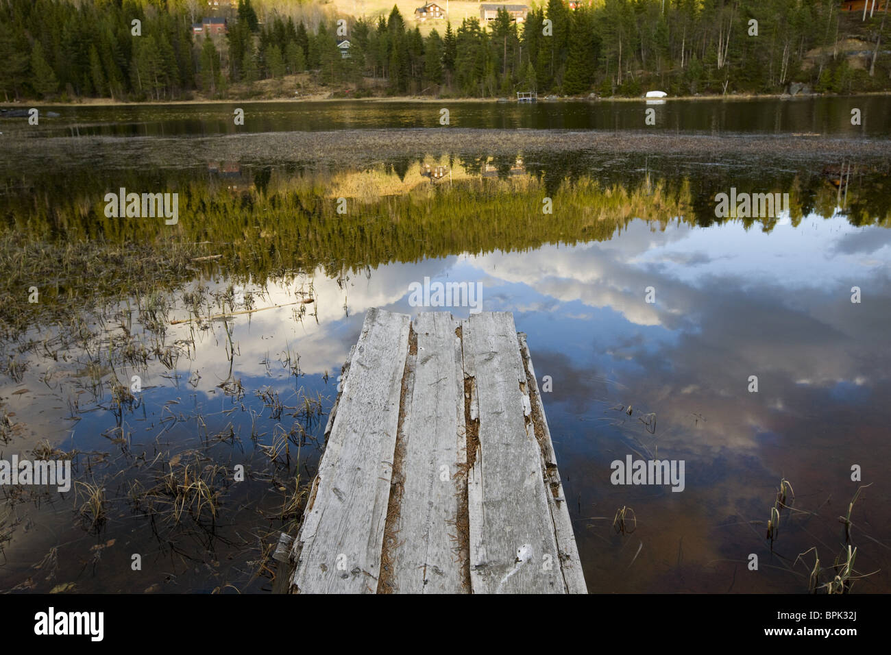 Réflexions des nuages et de la jetée dans un lac, Norway, Scandinavia, Europe Banque D'Images