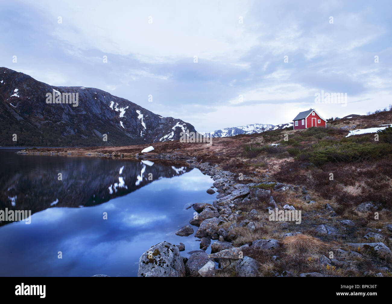Maison Norvégienne rouge au bord du lac, Mannsvatnet Folgefonn, péninsule Kvinnherad, Hardanger, Norway, Scandinavia, Europe Banque D'Images