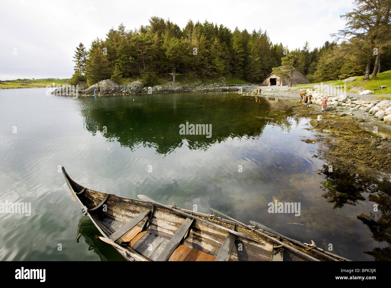 Bateau à rames et Viking maison viking à un lac, Bukkoy Haugasund, Avaldsnes, Rogaland, Norway, Scandinavia, Europe Banque D'Images