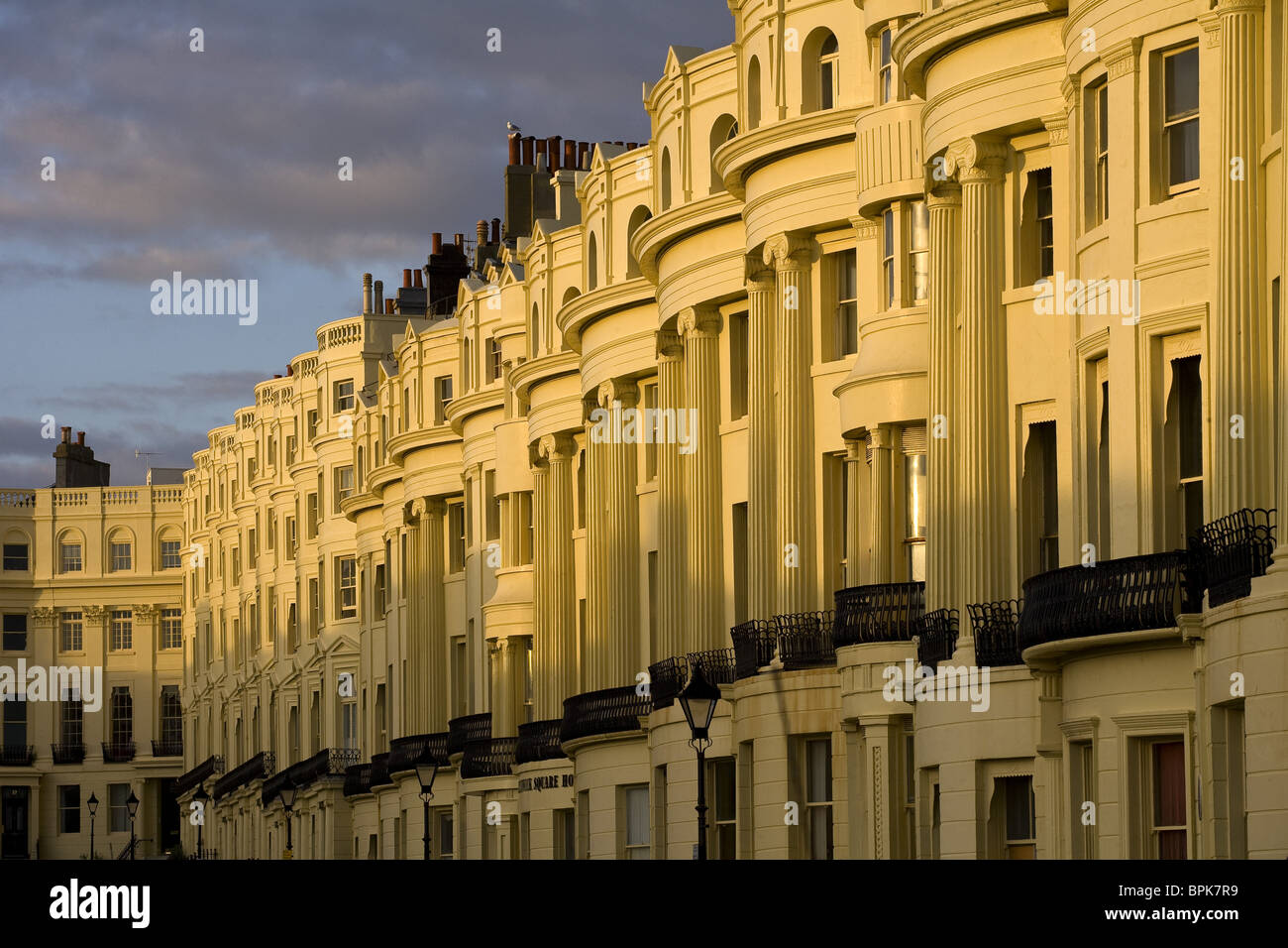 Rangée de maisons de ville sur la place du Nouveau-Brunswick dans le style Regency, Brighton, East Sussex, Angleterre, Grande-Bretagne, Europe Banque D'Images