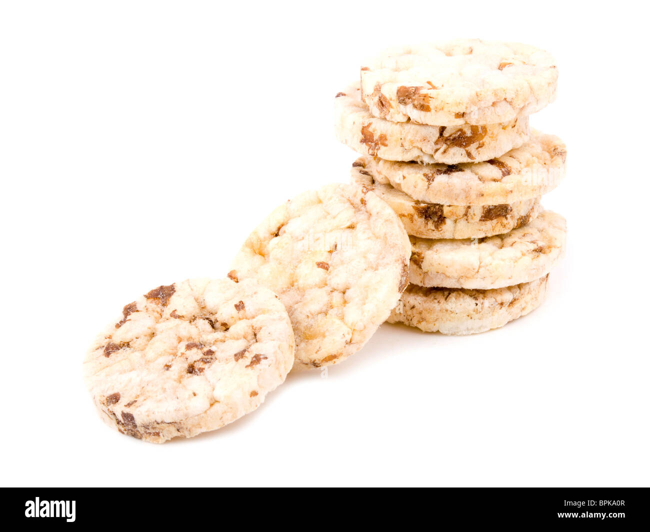 Petits gâteaux de riz sur fond blanc - Casse-croûte santé Banque D'Images