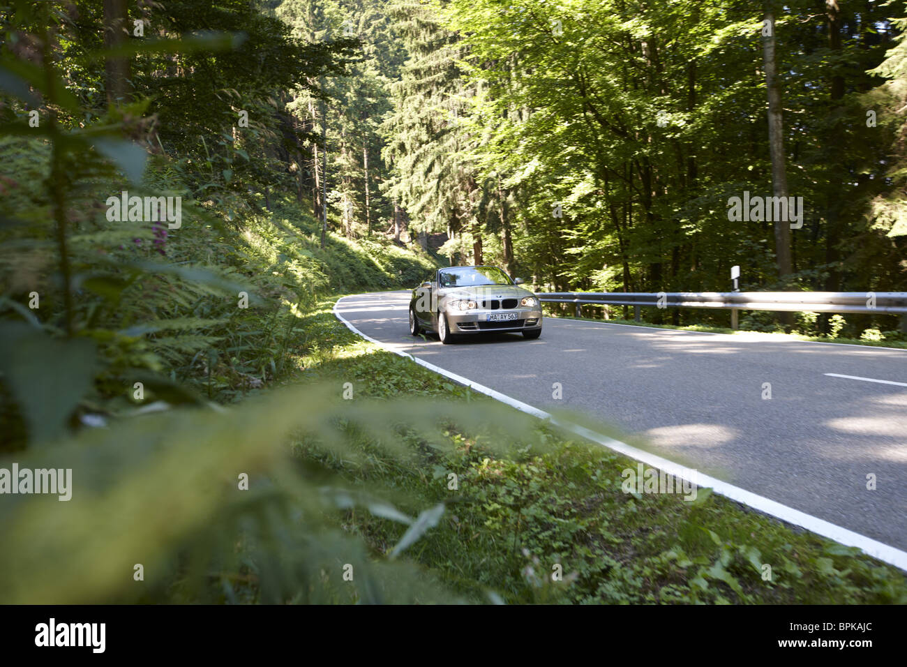 Convertible pour une rue au nord de la Forêt Noire, Bade-Wurtemberg, Allemagne Banque D'Images