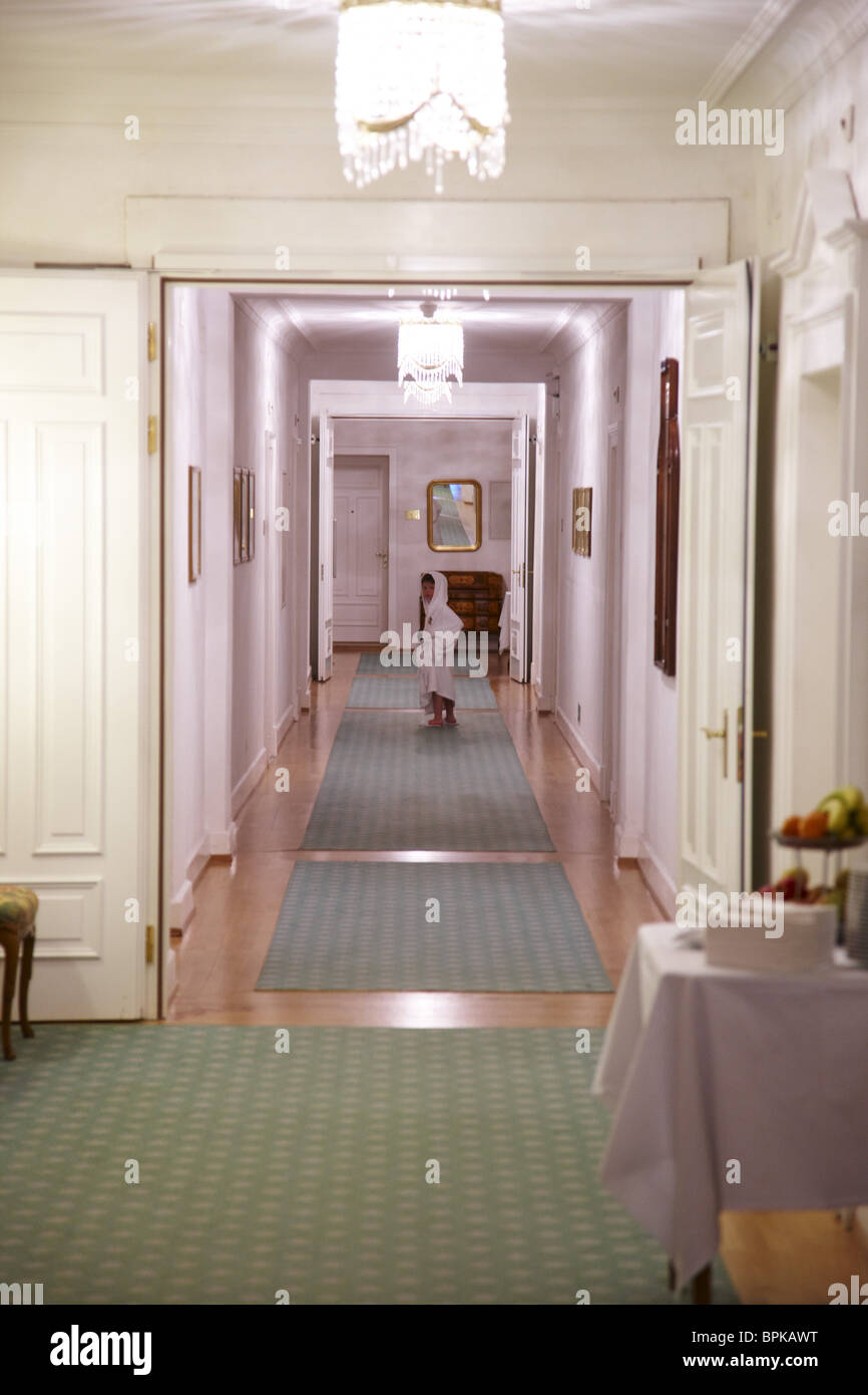 Enfant en peignoir sur un couloir, de l'hôtel Hotel Waldhaus, Flims, Canton des Grisons, Suisse Banque D'Images