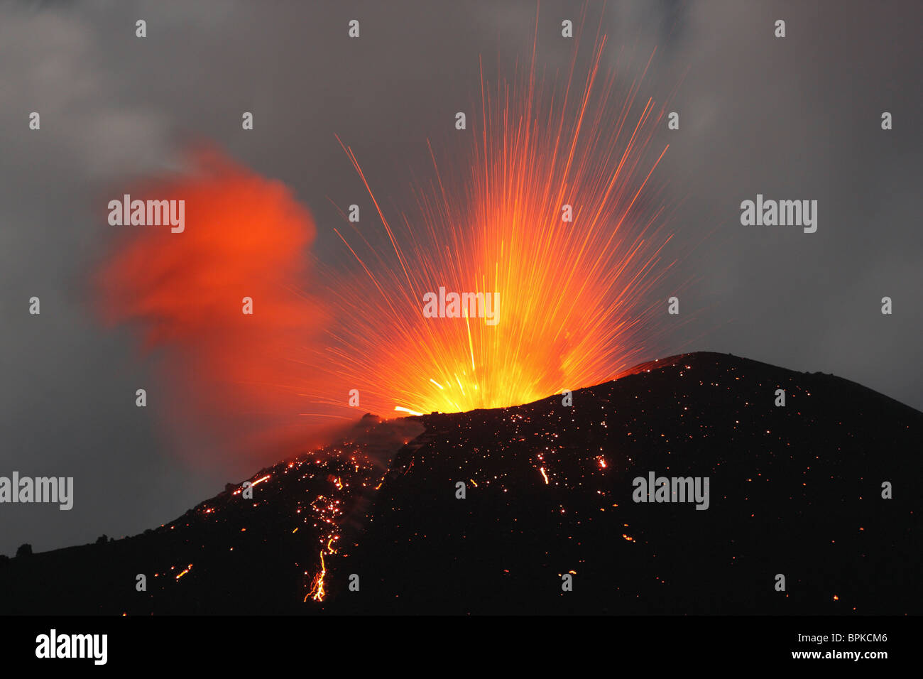 2 juin 2009 - Krakatau éruption, le détroit de la sonde, en Indonésie. Banque D'Images