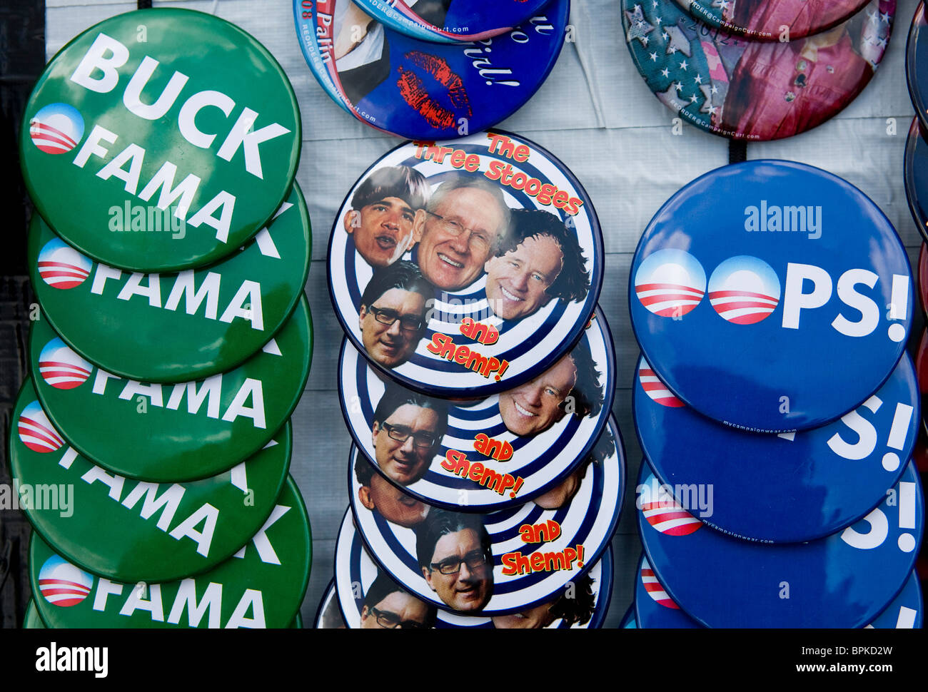 Plateau anti parti le président Obama et Anti-Democrat boutons. Banque D'Images
