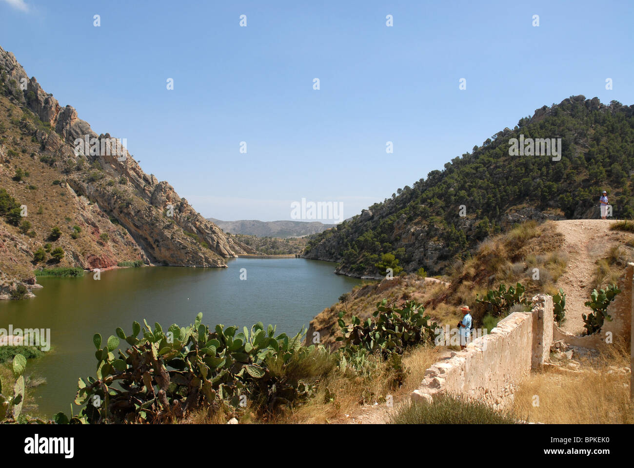 Les touristes à Pantano de Tibi (réservoir et barrage) Tibi, Province d'Alicante, Communauté autonome de Valence, Espagne Banque D'Images