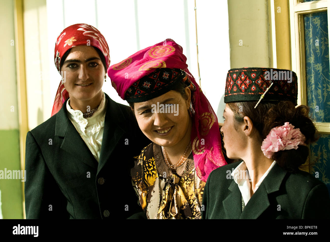Les femmes portant des chapeaux traditionnels tadjiks et de chiffon Photo  Stock - Alamy