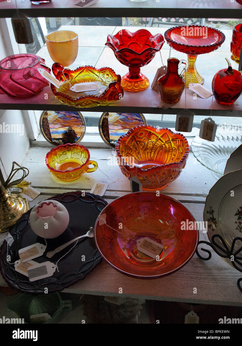 Rose rouge bols en verre moulé pressé bol pour la vente d'objets de collection Banque D'Images