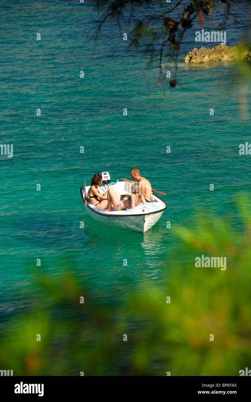 ZATON VELIKI, près de Dubrovnik, Croatie. Trois jeunes sur un petit bateau dans la baie de Zaton. Banque D'Images
