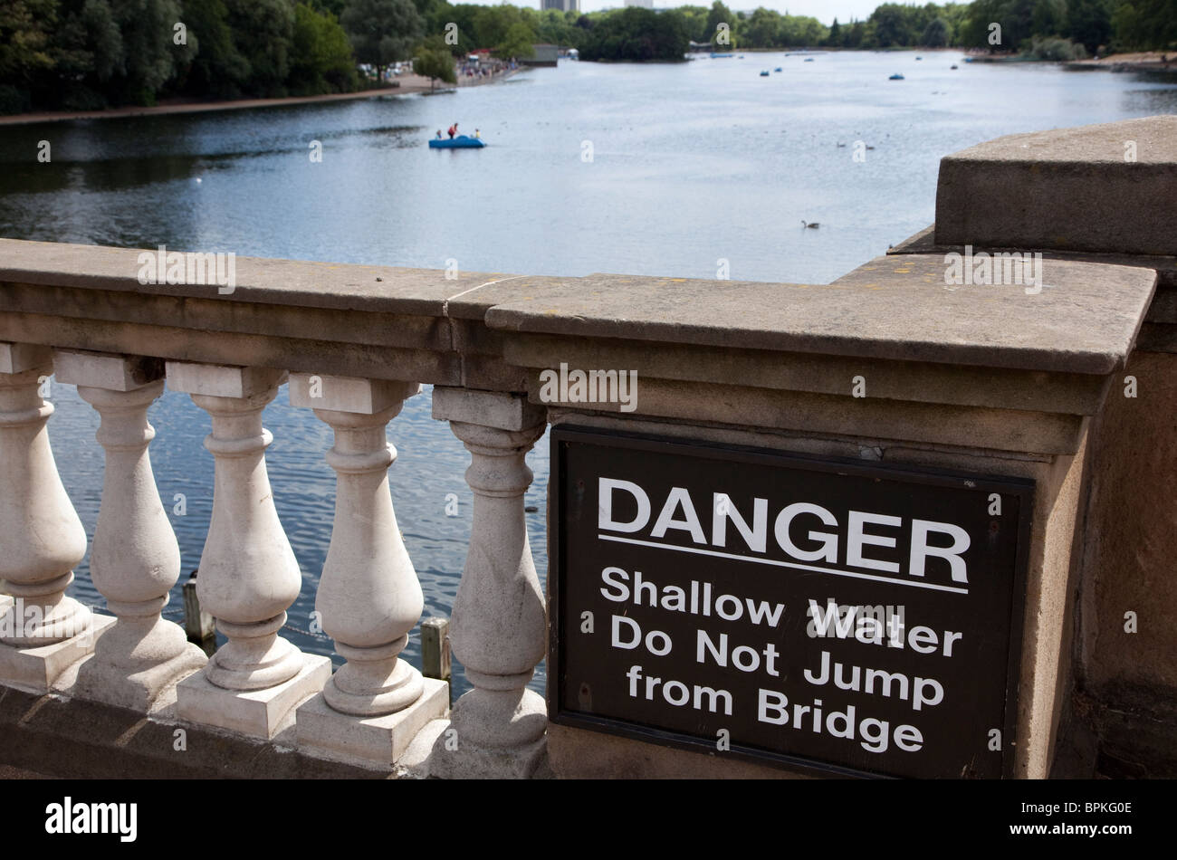 Panneau d'avertissement sur le pont Serpentine, à Hyde Park, Londres Banque D'Images