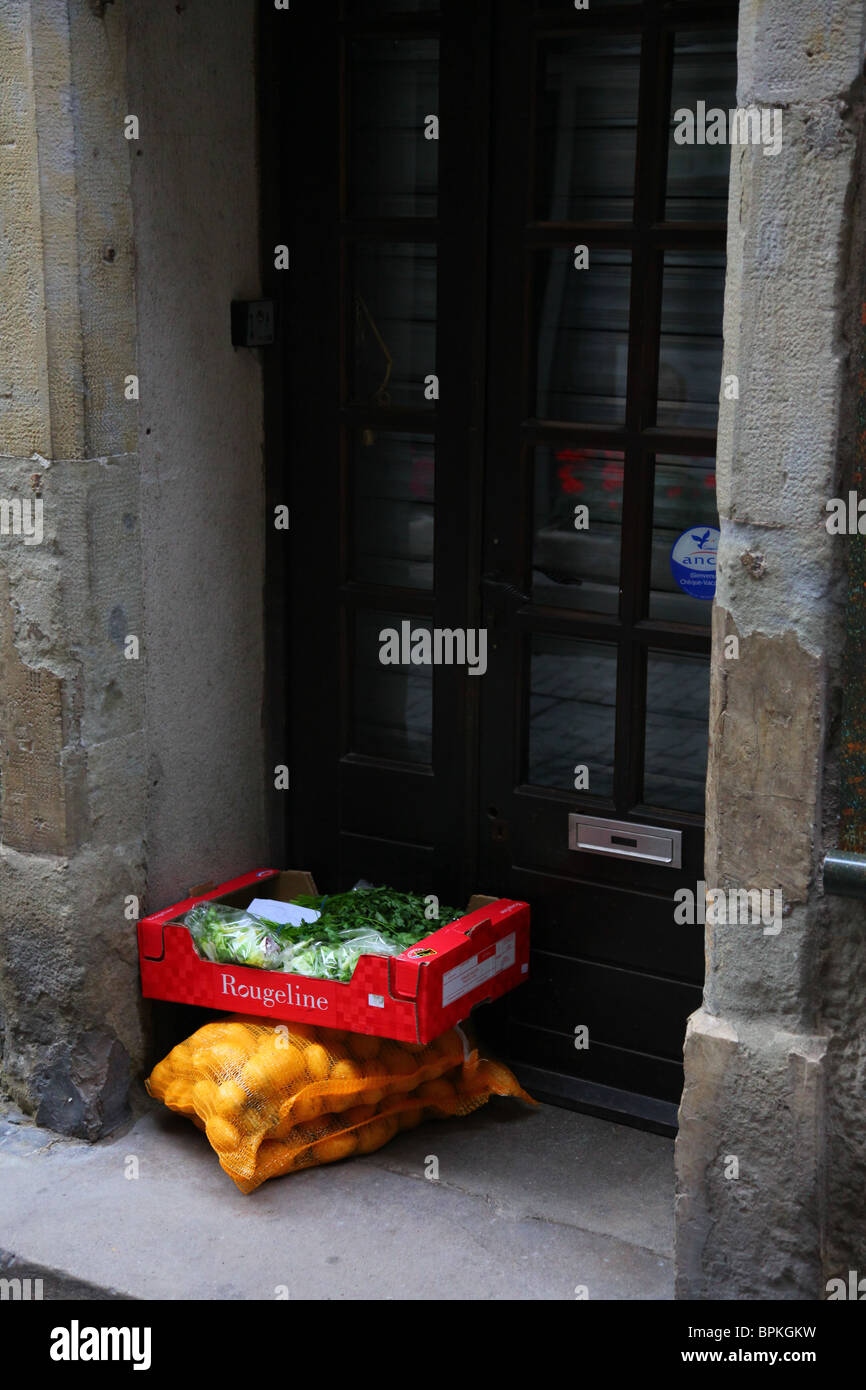 L'épicerie livrés tôt le matin à la porte Banque D'Images