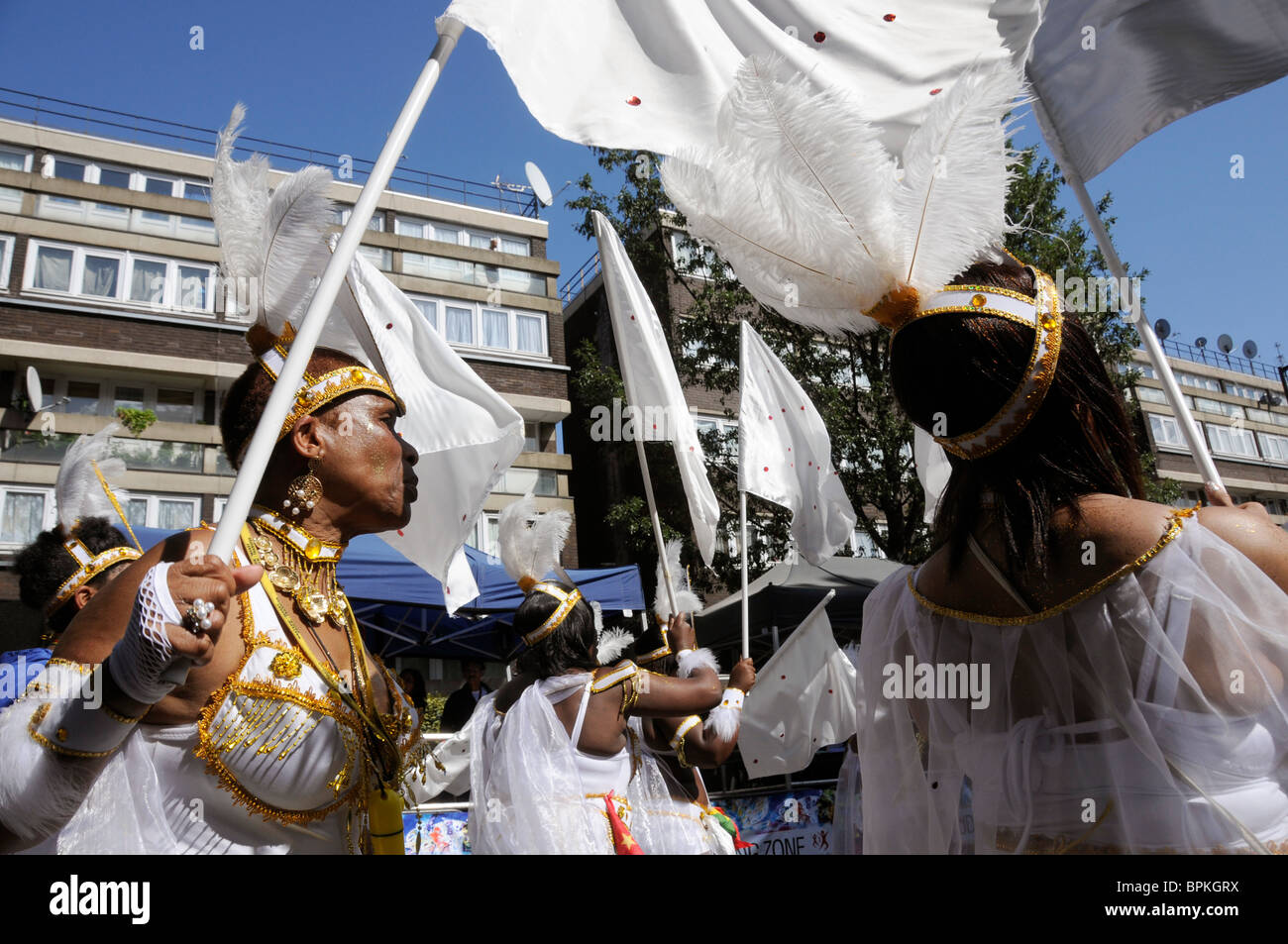 UK. La bohème et danseurs défilent à Notting Hill Carnival LE PLUS GRAND EN EUROPE. Londres, Angleterre Banque D'Images