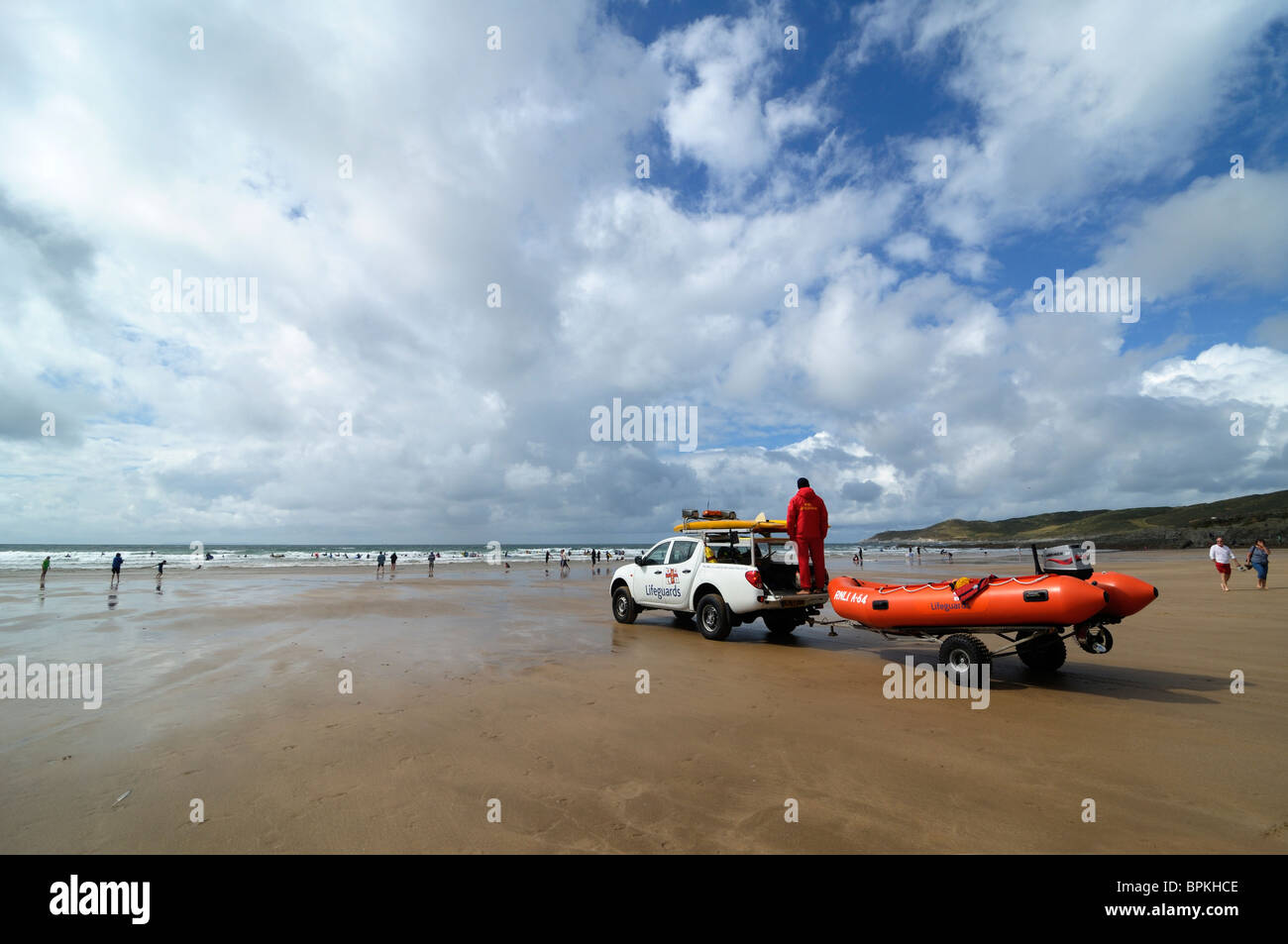 La RNLI (Royal National Lifeboat Institution) lifeguard avec véhicule et de sauvetage côtier sur la plage de Woolacombe, Devon, UK Banque D'Images