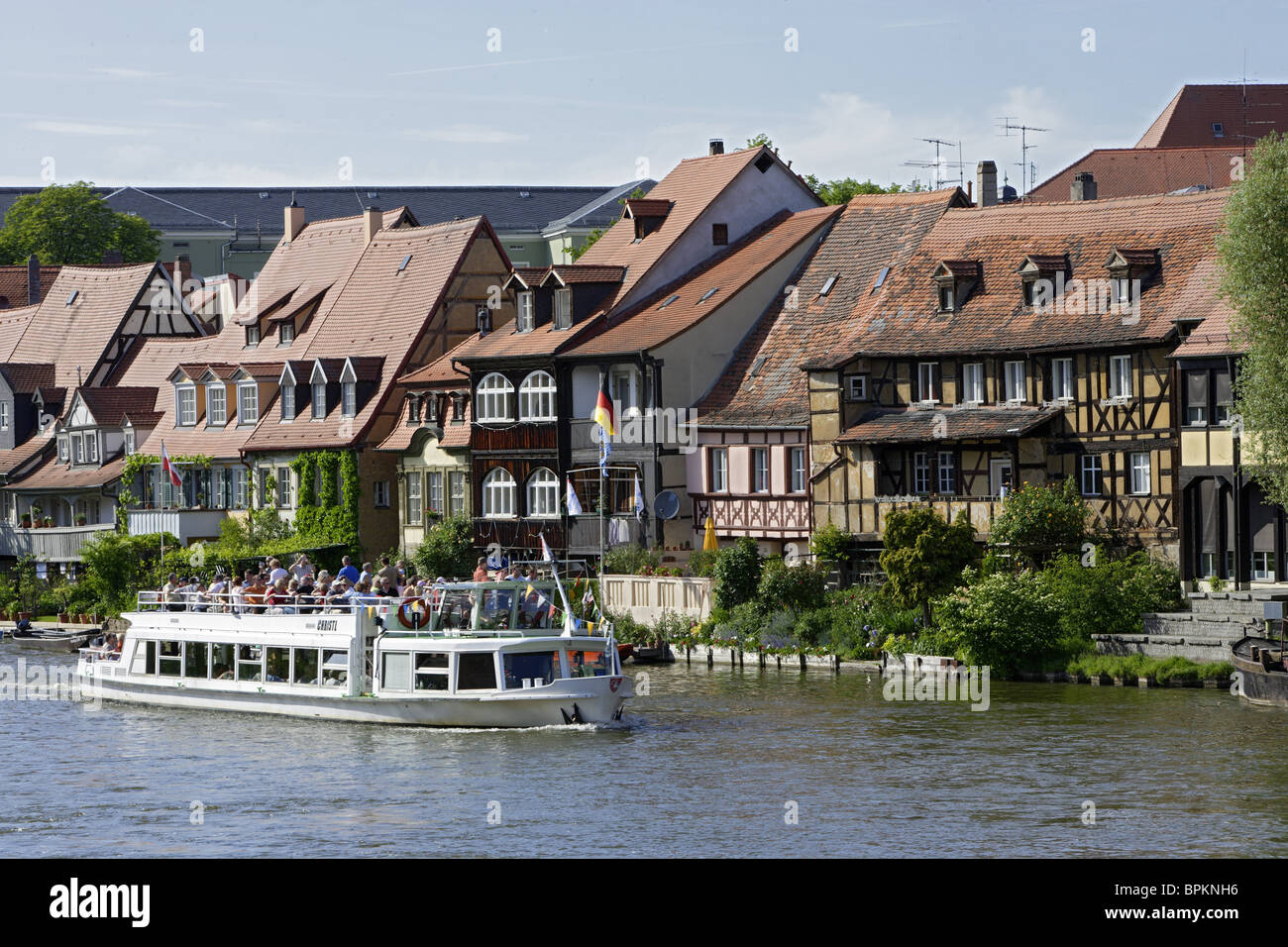 Bateau de tourisme sur la rivière Regnitz dans les maisons de la petite Venise, Bamberg, Haute-Franconie, Bavière, Allemagne Banque D'Images