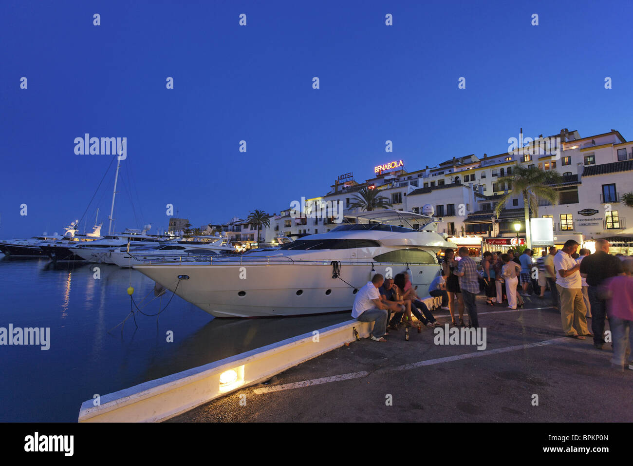 Magasins à proximité port, Puerto Banus, Marbella, Andalousie, Espagne  Photo Stock - Alamy