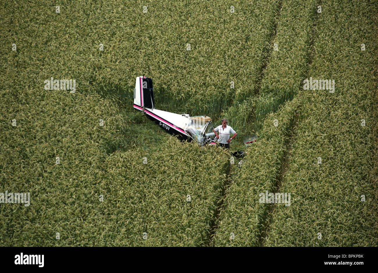 Pilote ULM et son avion après un atterrissage forcé dans un champ cultivé dans le Worcestershire Banque D'Images