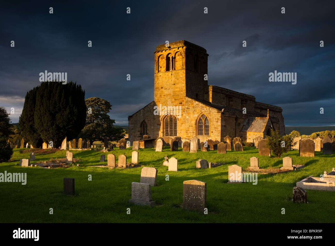 Fin de soirée dramatique et sur l'église St Mary dans Leake, Yorkshire du Nord Banque D'Images