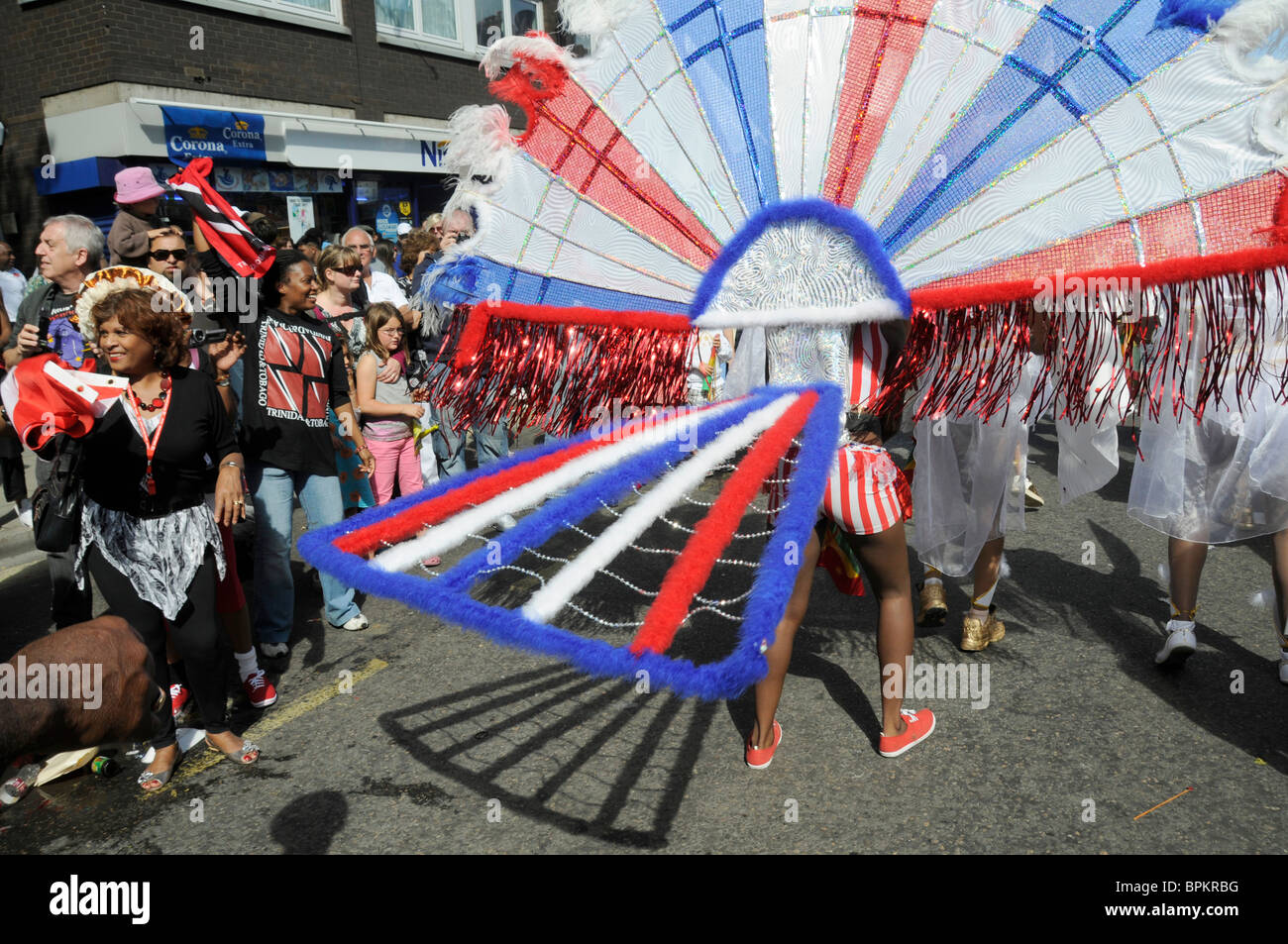 UK. La bohème et danseurs défilent à Notting Hill Carnival LE PLUS GRAND EN EUROPE. Londres, Angleterre Banque D'Images