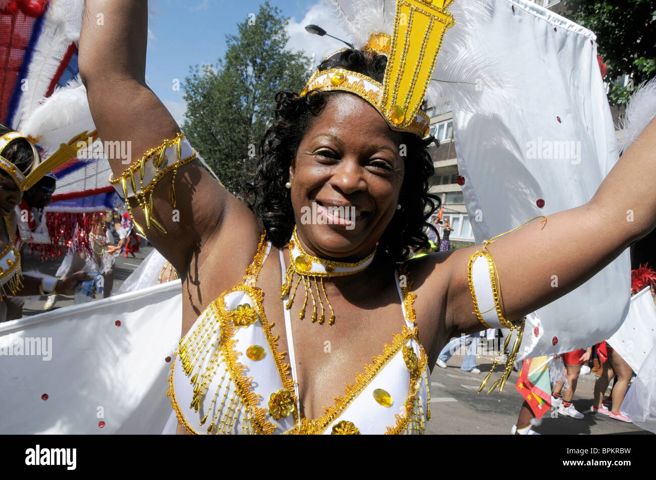 UK. La bohème et danseurs défilent à Notting Hill Carnival LE PLUS GRAND EN EUROPE. Londres, Angleterre Banque D'Images