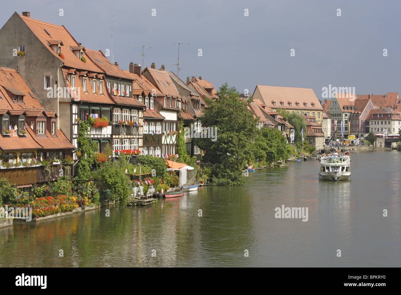 Bateau de croisière sur la rivière Regnitz dans les maisons de la petite Venise, Bamberg, Haute-Franconie, Bavière, Allemagne Banque D'Images