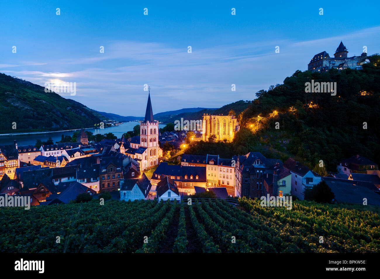 Avis de Bacharach, à l'église Saint Pierre, Werner Chapelle et Burg Château Stahleck, Rhénanie-Palatinat, Allemagne Banque D'Images