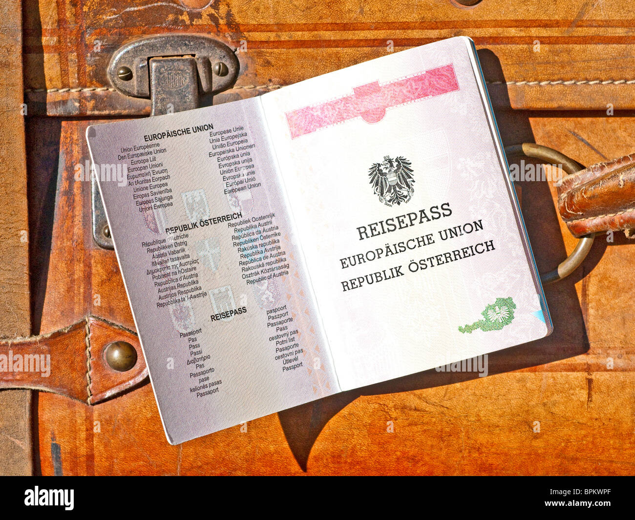 Nouveau passeport de l'Union européenne - L'Autriche et le vieux cuir bagages à main. Banque D'Images