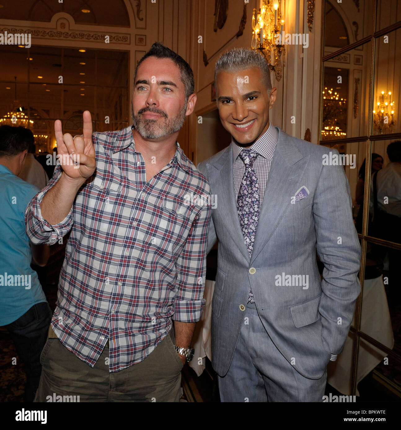 Ed Robertson félicite Jay manuel à la 25e Prix gémeaux nominations conférence de presse. Banque D'Images