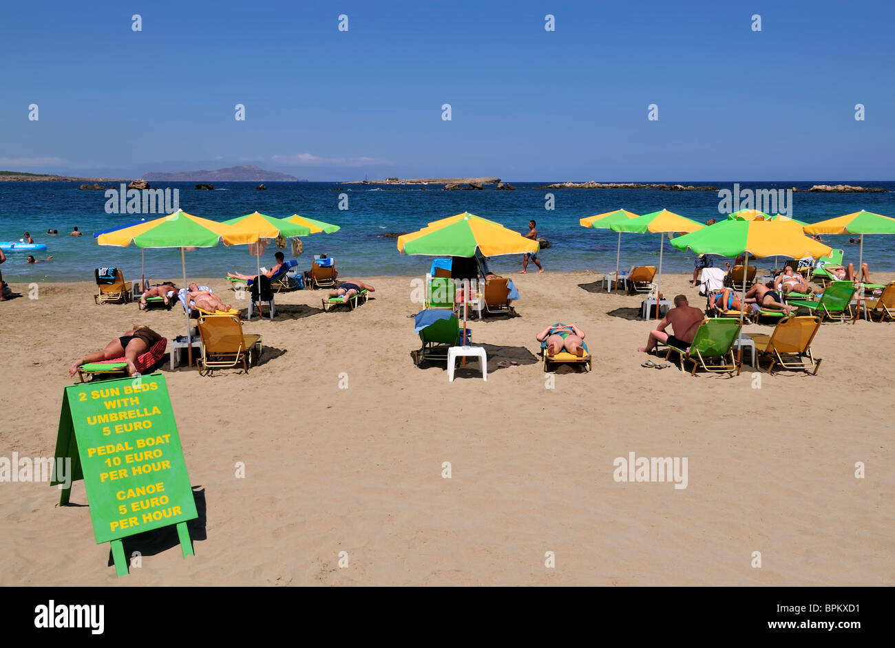 La plage de Nea Chora, la ville de La Canée, Crète, Grèce Banque D'Images