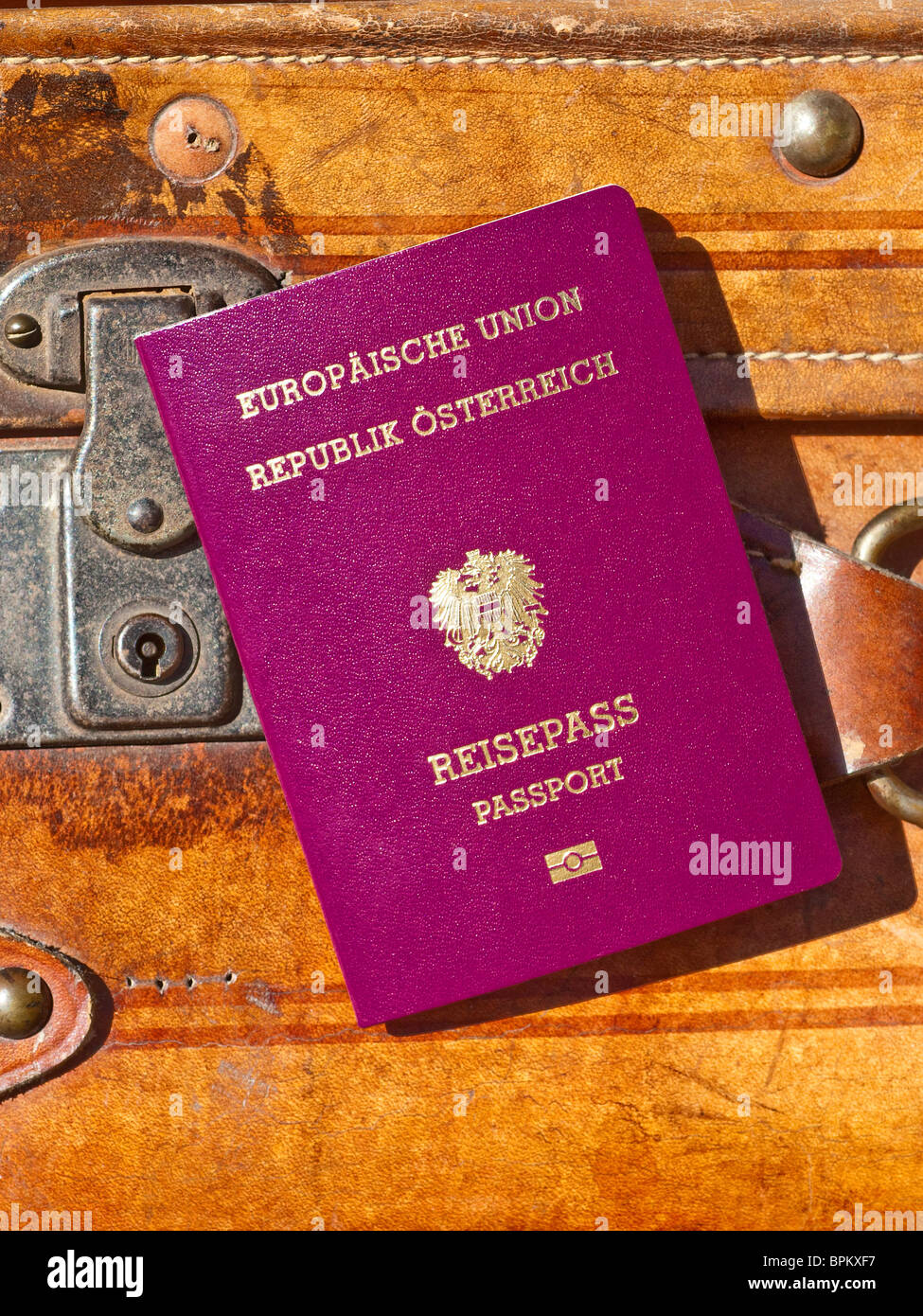 Nouveau passeport de l'Union européenne - L'Autriche et le vieux cuir bagages à main. Banque D'Images