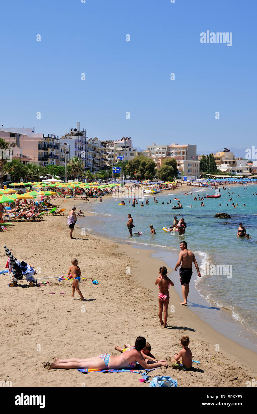La plage de Nea Chora, la ville de La Canée, Crète, Grèce Banque D'Images