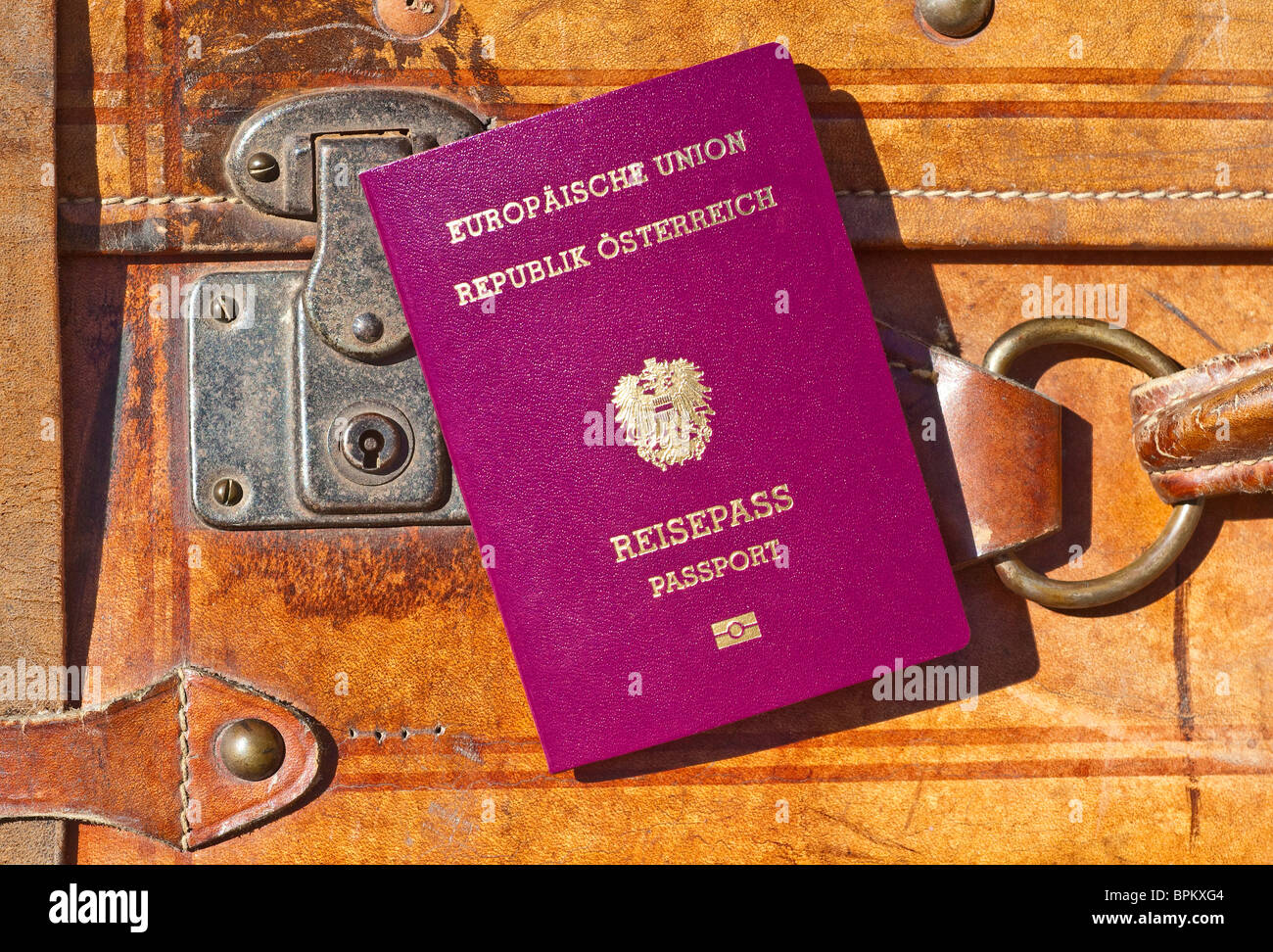 Nouveau passeport de l'Union européenne - L'Autriche et le vieux cuir bagages à main. Banque D'Images