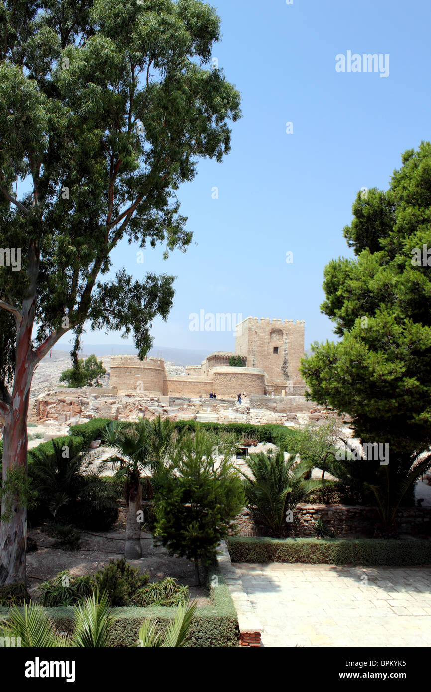 Vue sur l'Alcazaba dans les jardins de la première baie vers la Torre del Homenje ou donjon Almeria Espagne Banque D'Images
