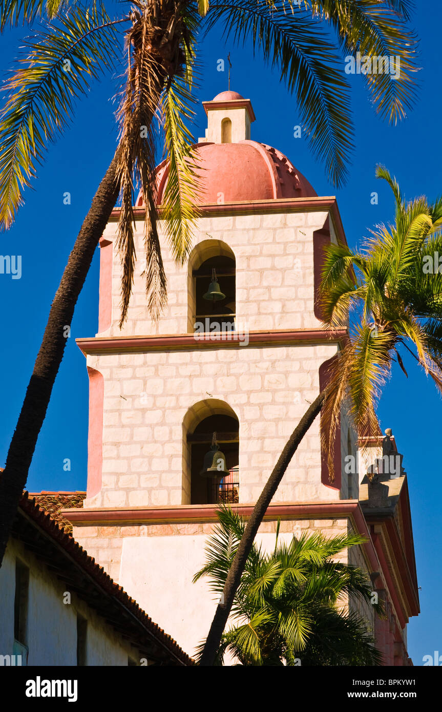 Clocher et palmiers au Santa Barbara Mission (Reine des missions), Santa Barbara, Californie Banque D'Images