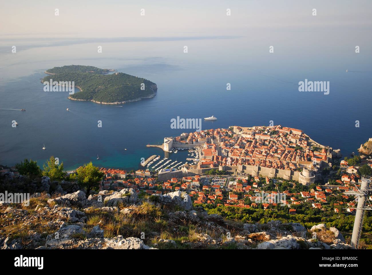 DUBROVNIK, Croatie. Un matin tôt sur la vieille ville et la réserve naturelle de l'île de Lokrum le sommet du mont Srd. 2010. Banque D'Images
