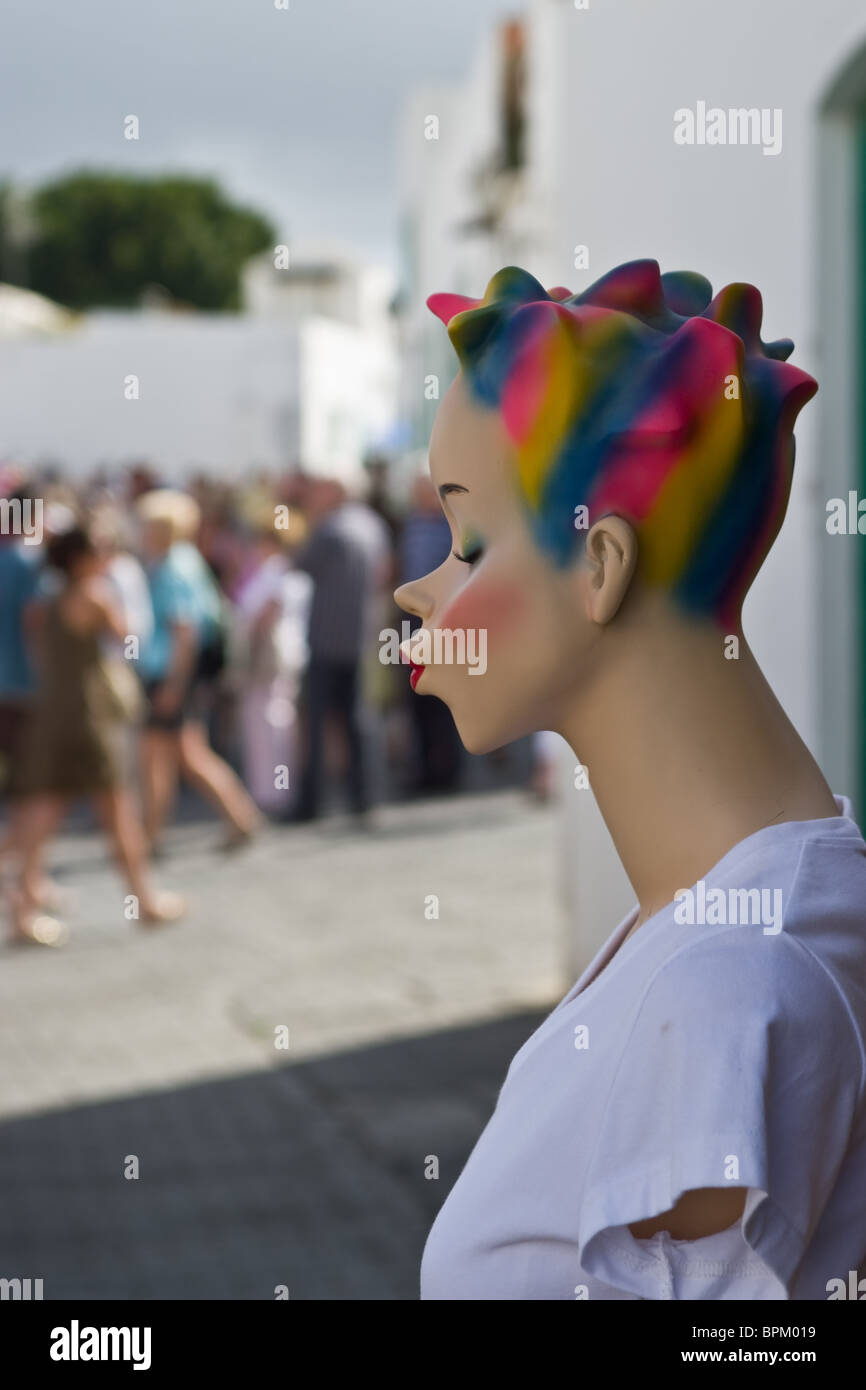 Mannequin colorés au cours de jour de marché à Teguise sur l'île de Lanzarote, Espagne. modifier Usuń napis Banque D'Images