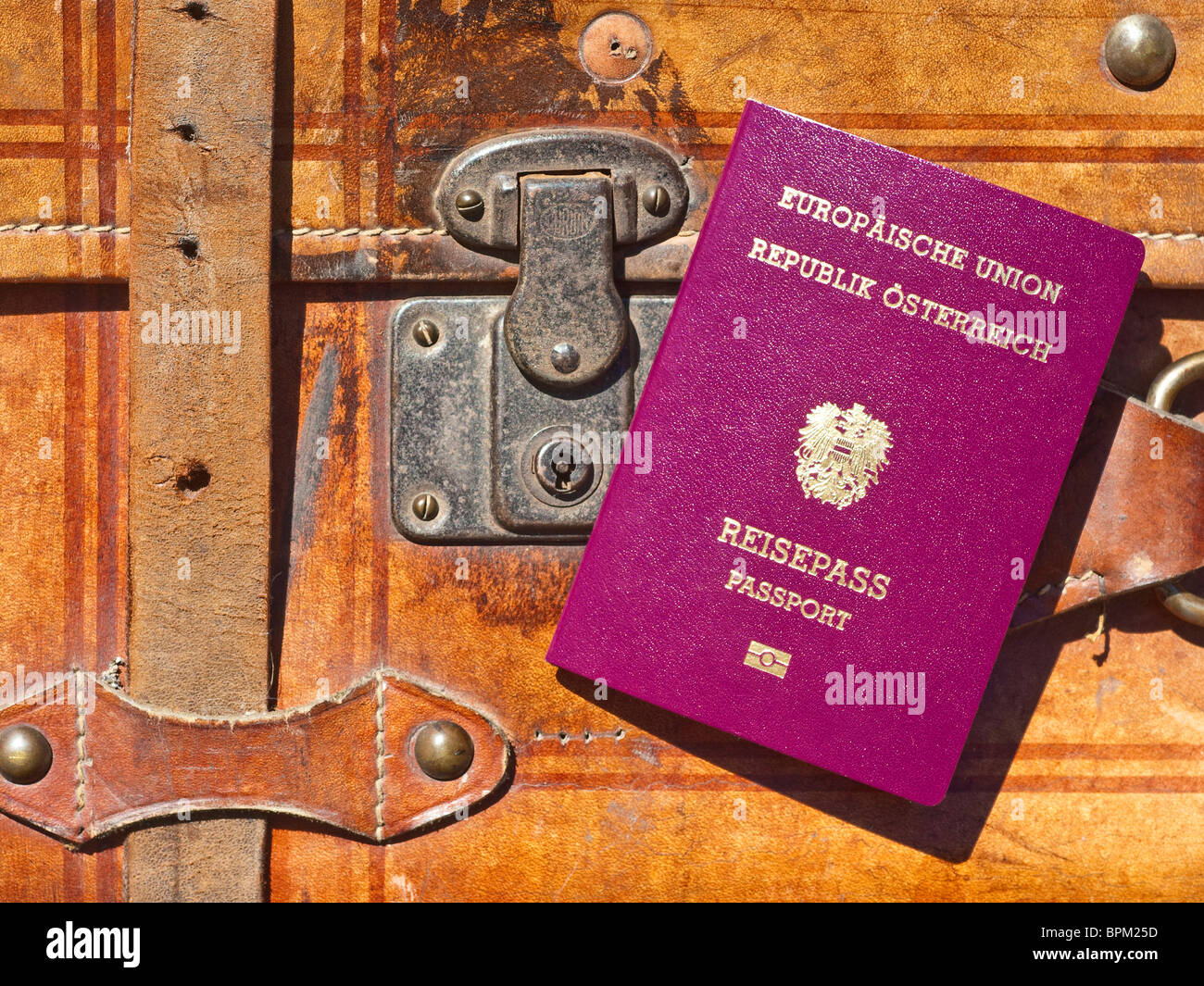 Nouveau passeport de l'Union européenne - L'Autriche et le vieux cuir bagages à main. Banque D'Images