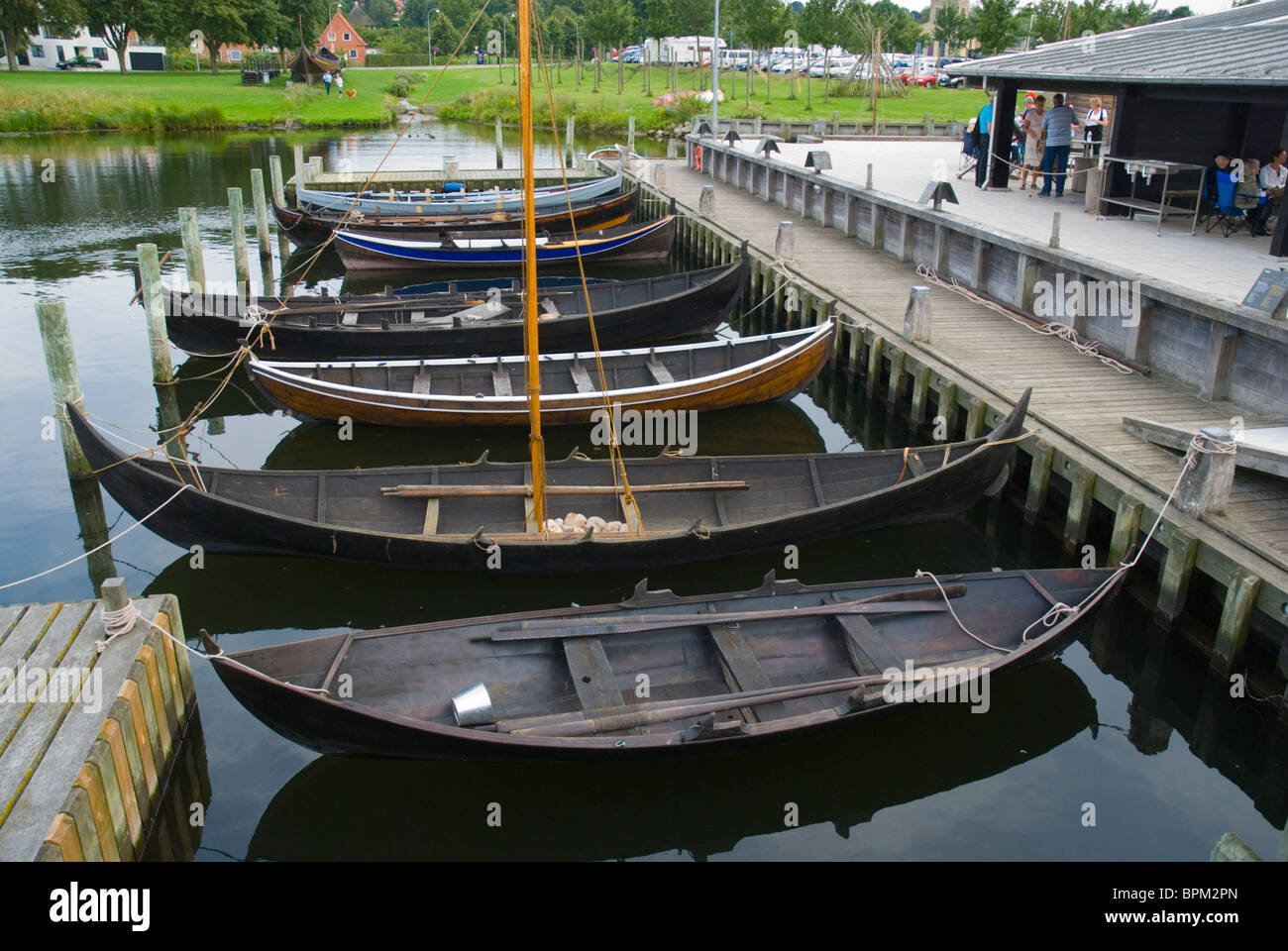 Réplique de l'oreille de Viking bateaux au port du fjord de Roskilde Roskilde Danemark Europe Banque D'Images