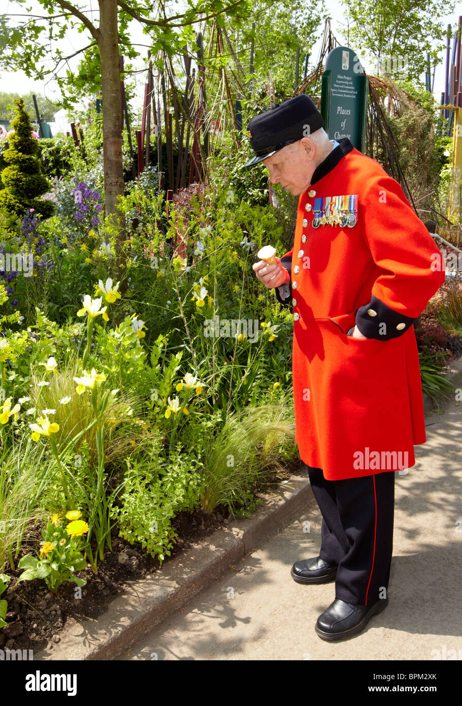 Un pensionné qui mange une glace Chelsea Chelsea Flower Show à Londres Europe Banque D'Images